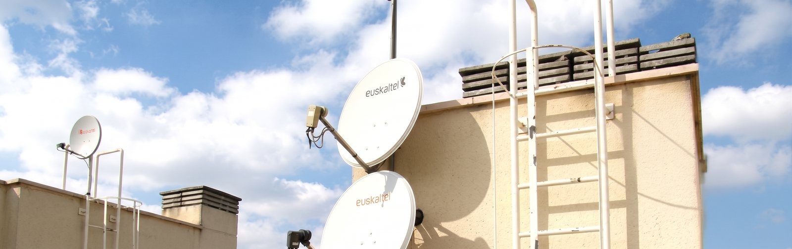 Detalle de antenas parabólicas instaladas en una azotea