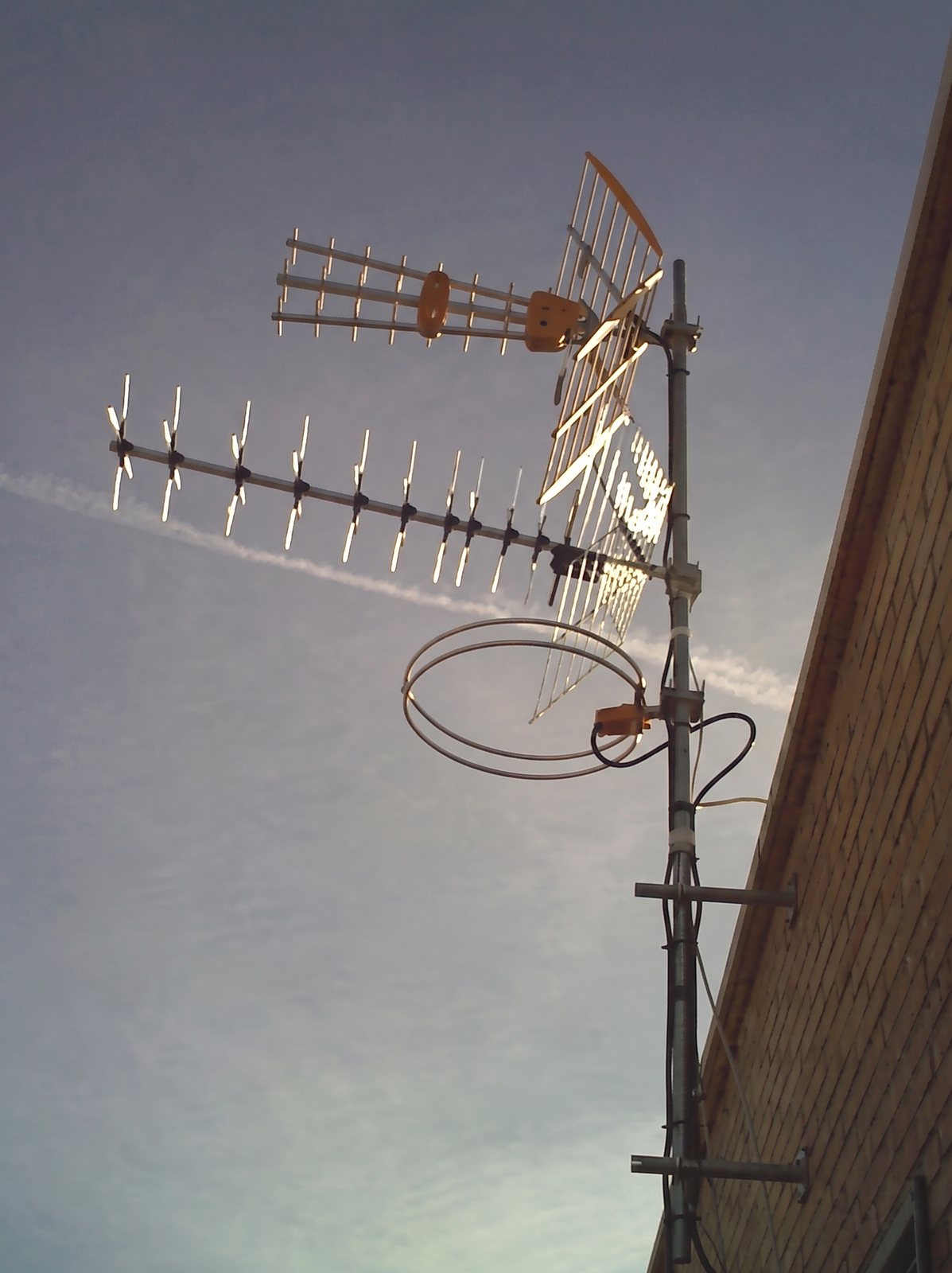 Detalle técnico de instalación de antenas y equipos en azotea