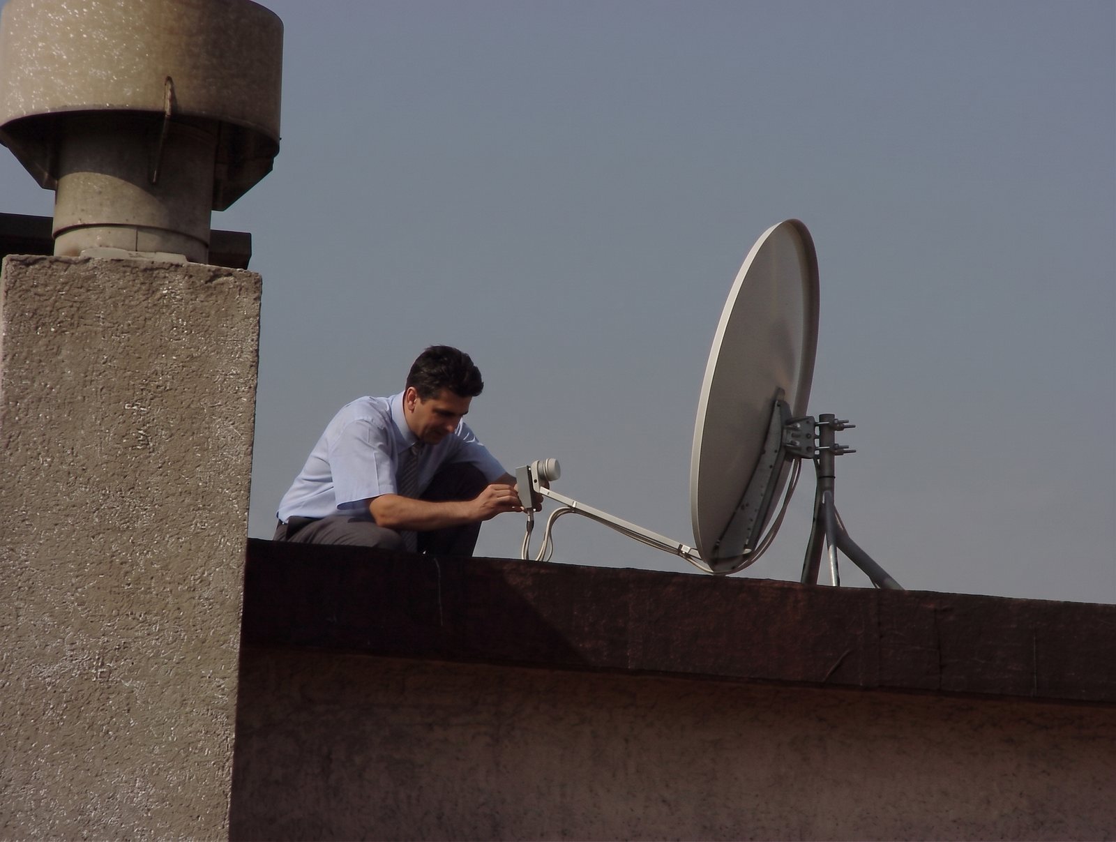 Instalación técnica de equipos de telecomunicaciones en azotea de edificio