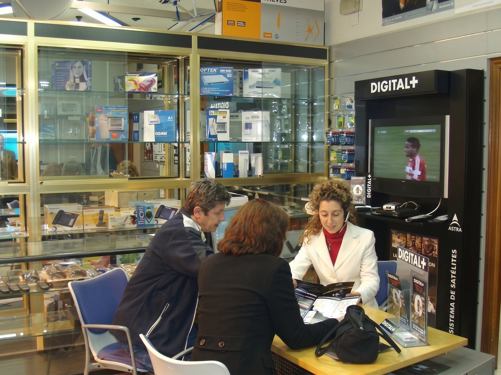 Atención personalizada a clientes en las oficinas de S.B.S Telecomunicaciones