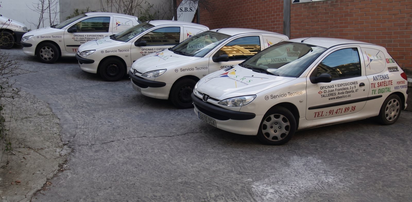 Flota de vehículos de S.B.S Telecomunicaciones estacionados