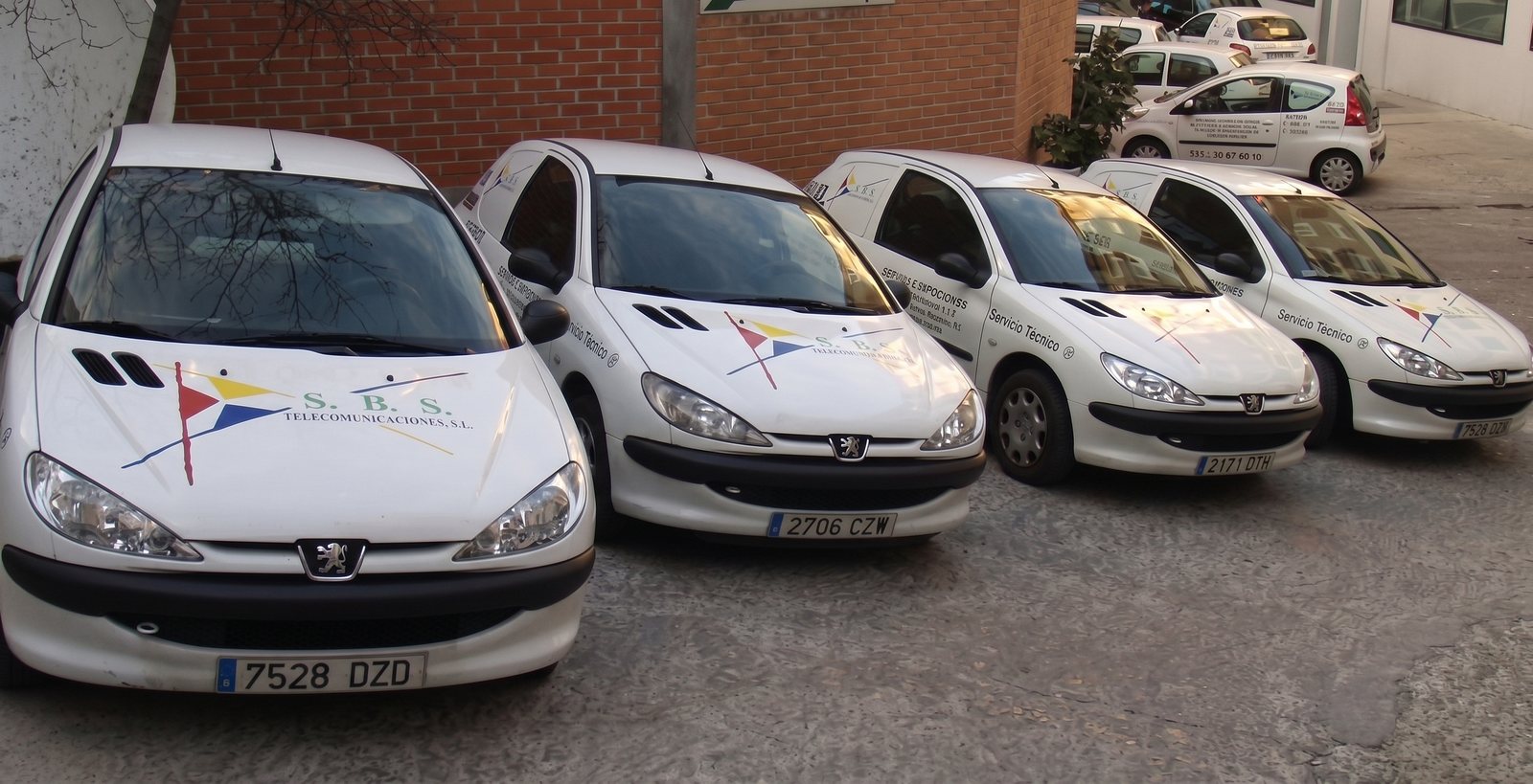 Flota de vehículos rotulados de S.B.S Telecomunicaciones