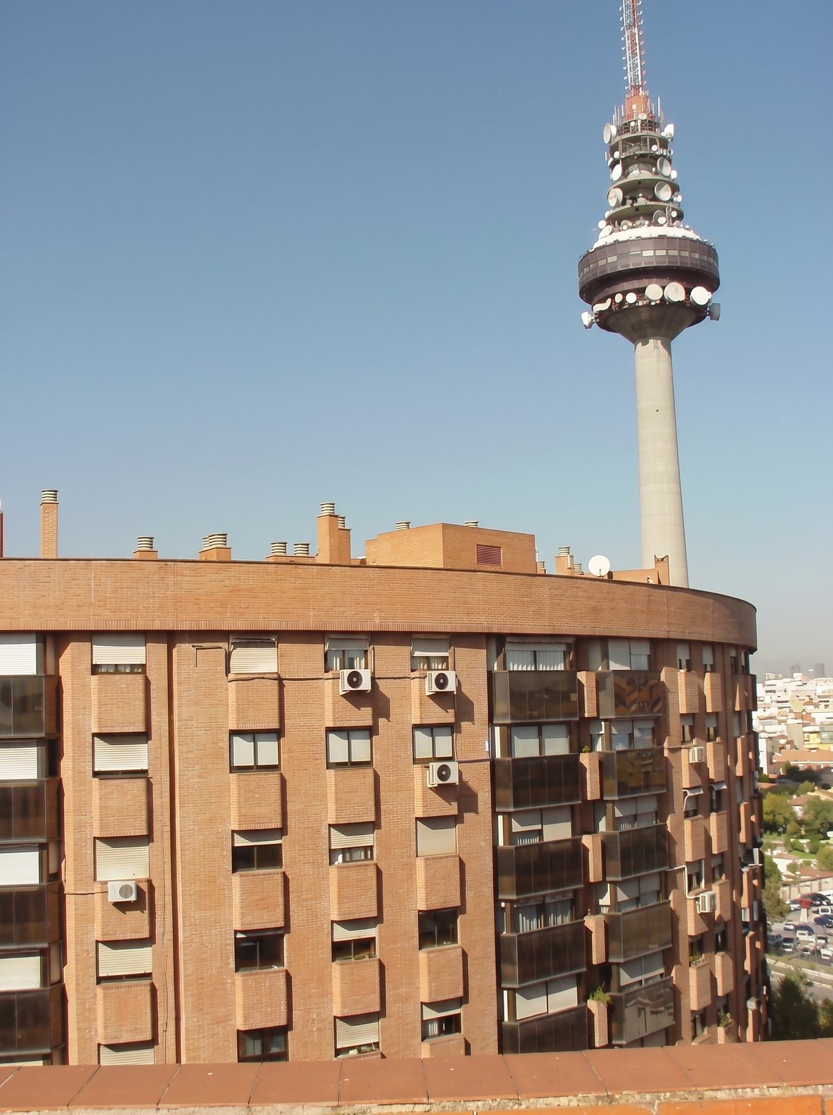 Antena de telecomunicaciones sobre un edificio residencial de Madrid