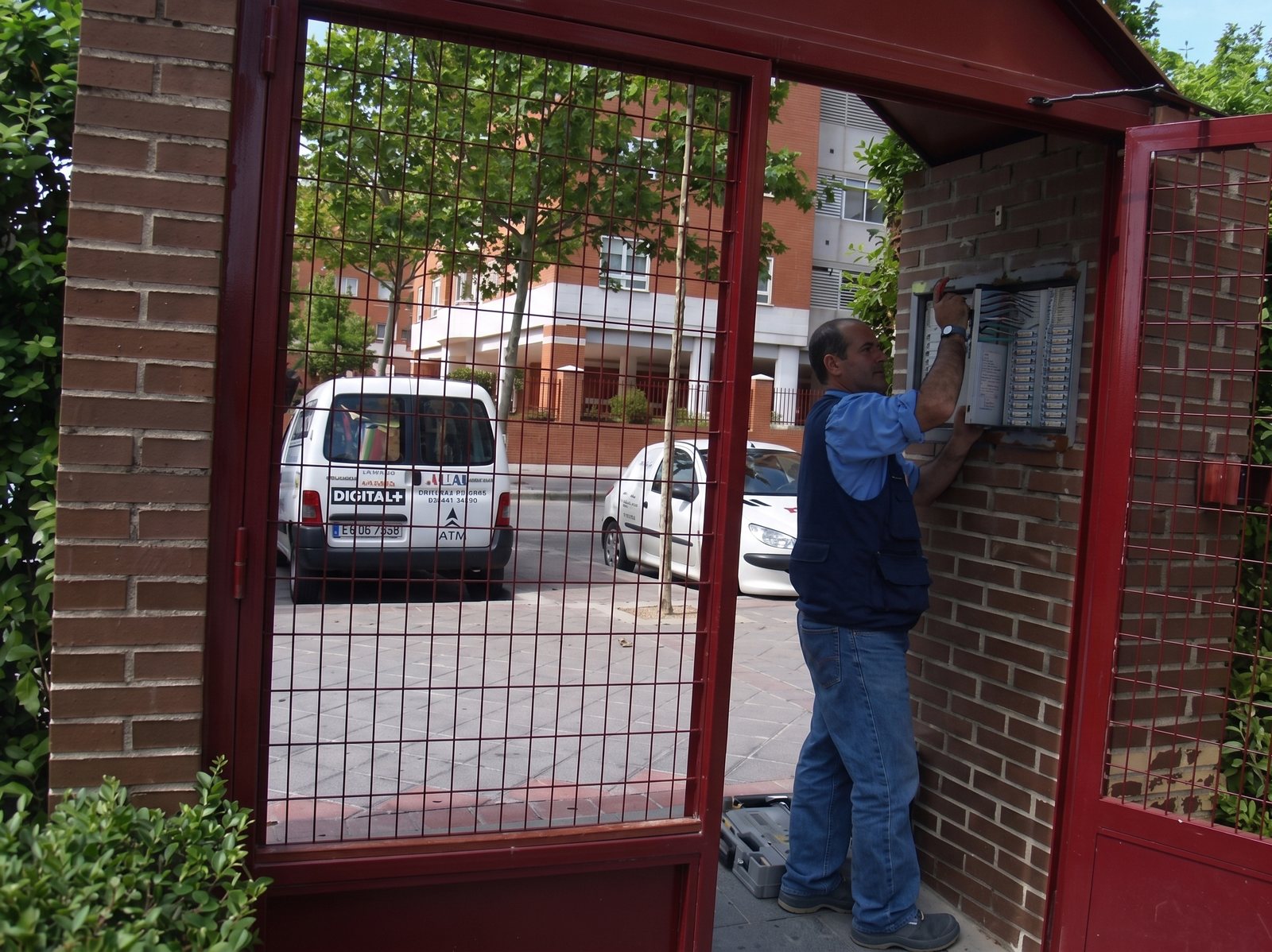 Técnico de S.B.S Telecomunicaciones instalando un portero automático en un portal de Madrid
