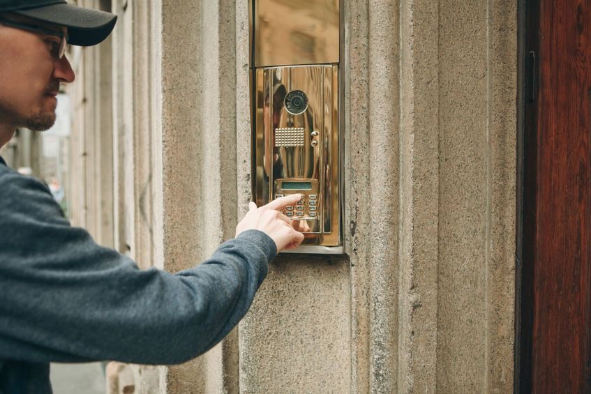 Instalación de un portero automático por un técnico de S.B.S Telecomunicaciones