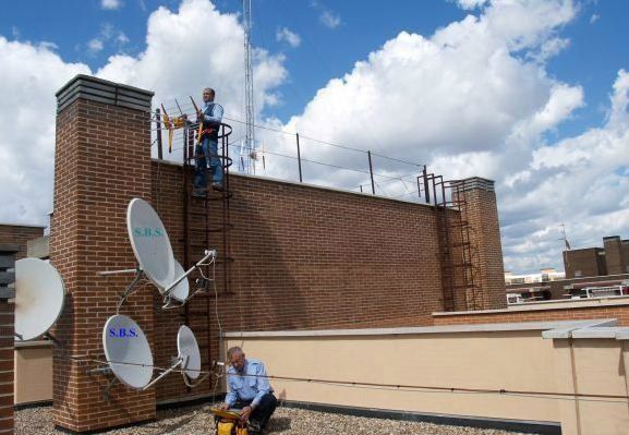 Técnico de S.B.S Telecomunicaciones trabajando en una instalación en azotea en Madrid